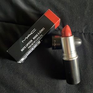 Matte lipstick - tarnished reputation